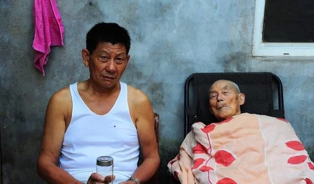 疫情 一位80岁老人含泪哭诉：三个儿子，轮流养老，这算什么生活