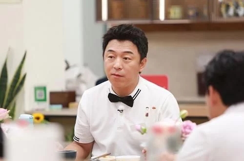 黄渤将父亲送进养老院，被网友骂不孝，得知真相后泪目了